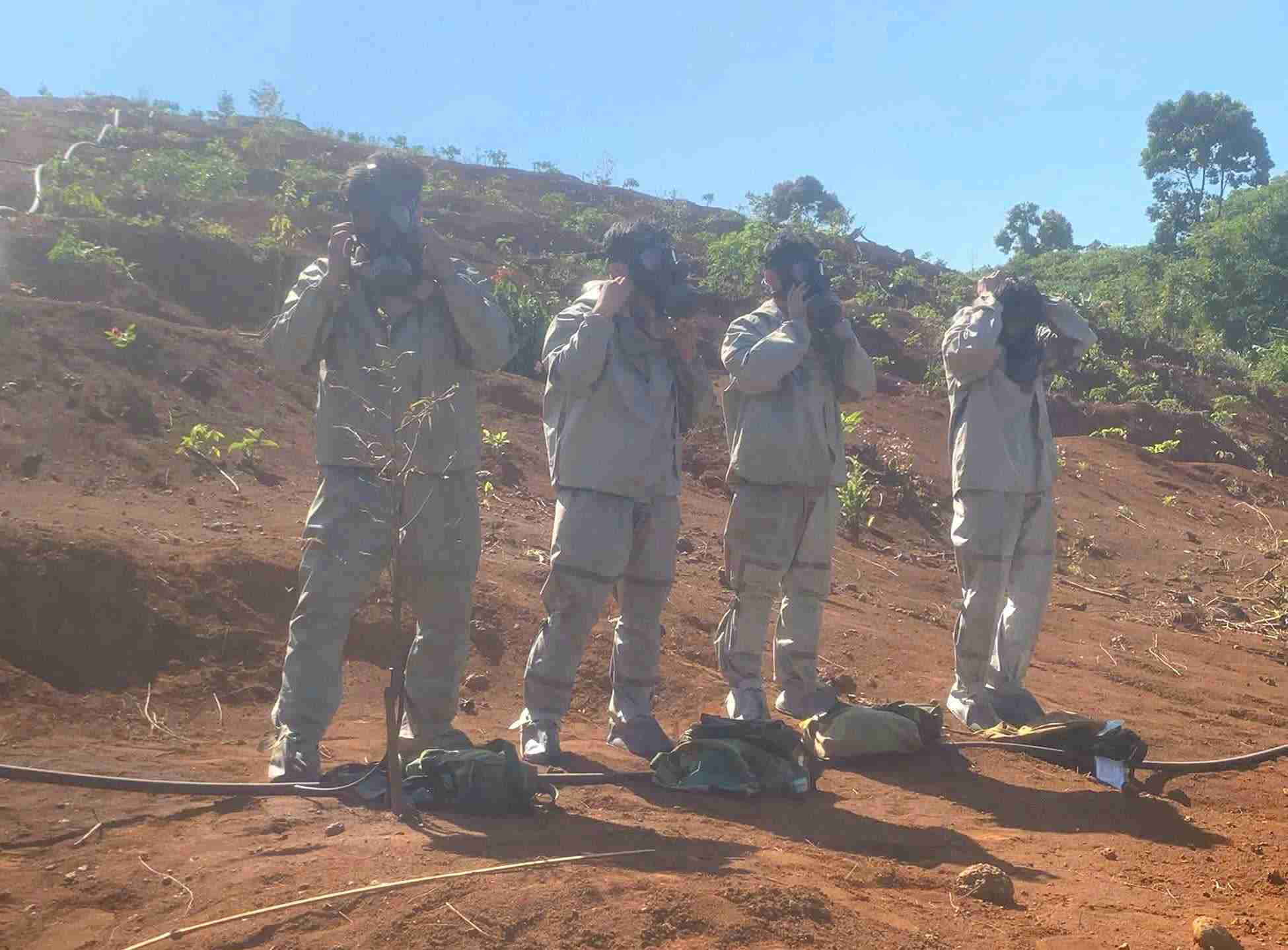 Lực lượng chức năng sẵn sàng xử lý số lượng chất độc hóa học CS tồn lưu sau chiến tranh. Ảnh: Ban Chỉ huy Phòng thủ Khu vực 3 - Bảo Lâm cung cấp