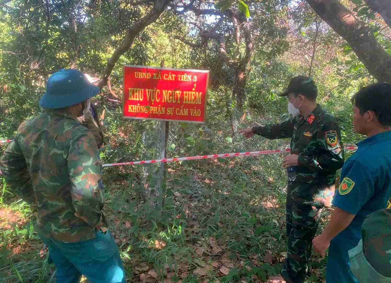 Khu vực đất bị nhiễm chất độc CS được phong tỏa để xử lý. Ảnh: Ban Chỉ huy Phòng thủ Khu vực 3 - Bảo Lâm cung cấp