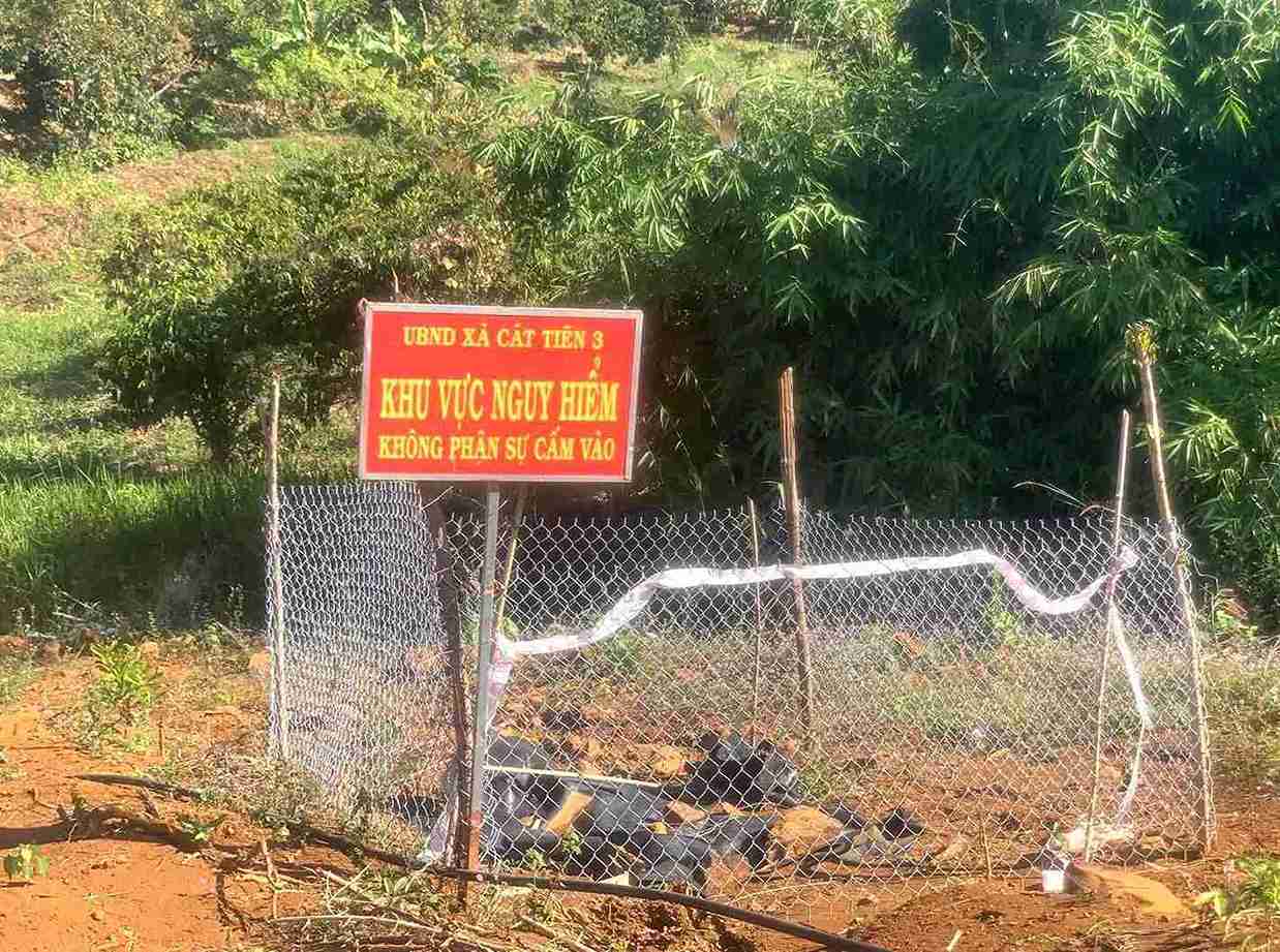 Số chất độc hóa học CS tại xã Cát Tiên 3 được phong tỏa nghiêm ngặt để xử lý. Ảnh: Ban Chỉ huy Phòng thủ Khu vực 3 - Bảo Lâm cung cấp