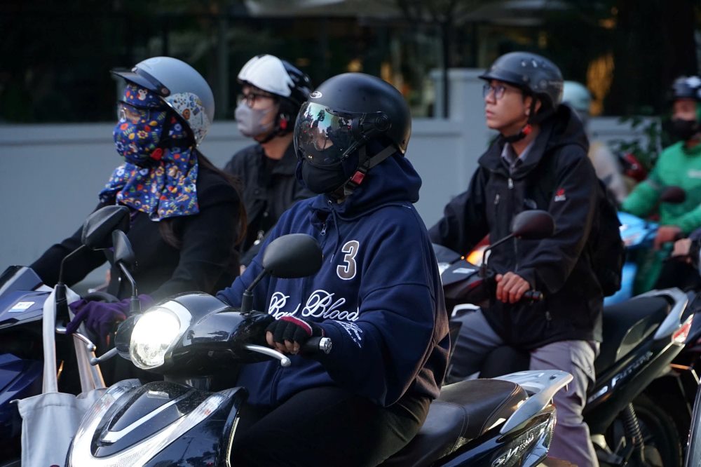 Áo phao, khăn len và găng tay dày xuất hiện dày đặc trên đường phố trong đợt lạnh sâu đầu năm. Ảnh: Thái Bảo
