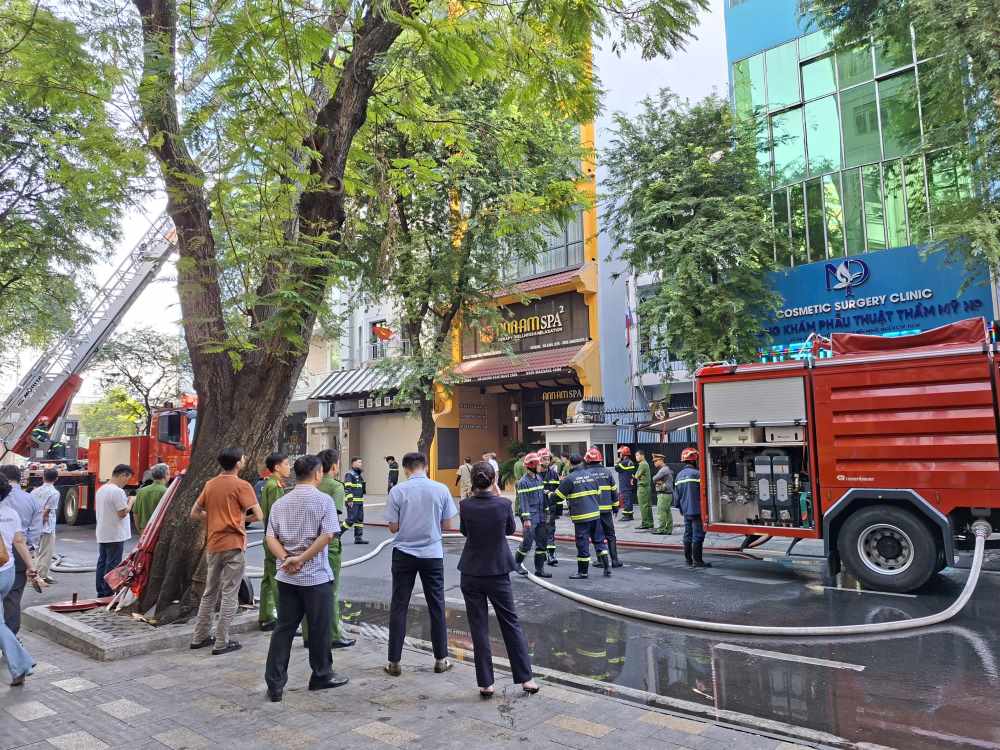 Các chiến sĩ Cảnh sát PCCC và CNCH khẩn trương triển khai đội hình dập lửa. Ảnh: Minh Quân