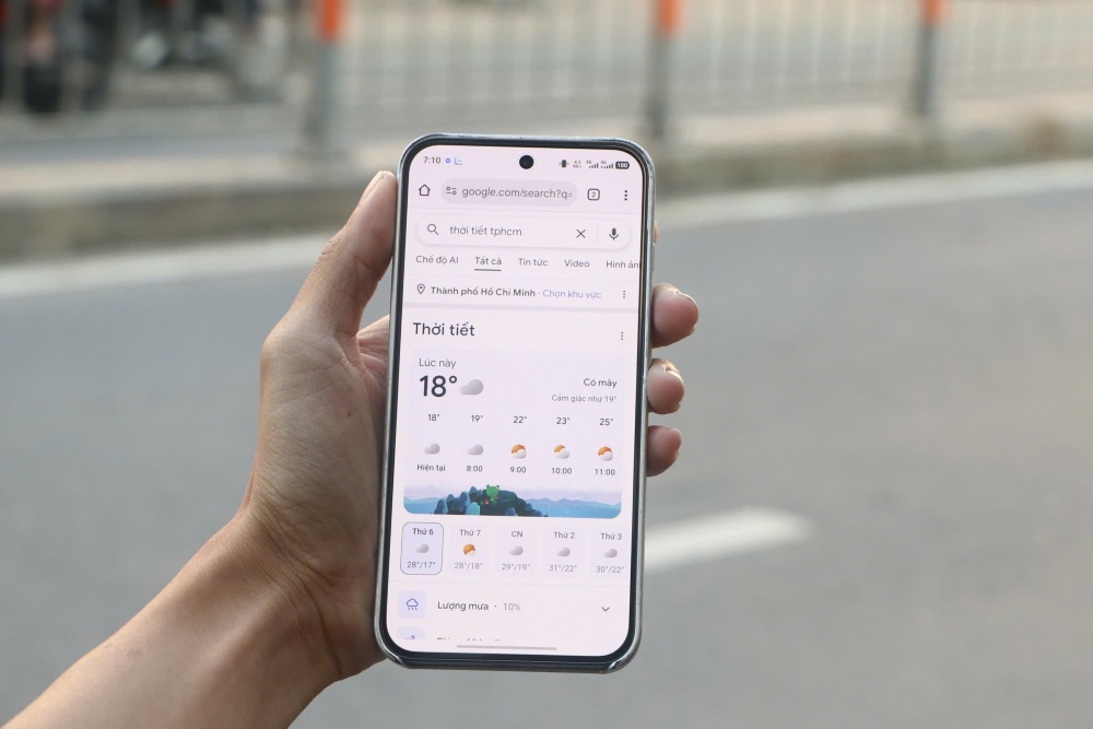 Cận cảnh màn hình điện thoại hiển thị con số 17 độ C tại khu vực Thủ Đức vào lúc 6h sáng nay