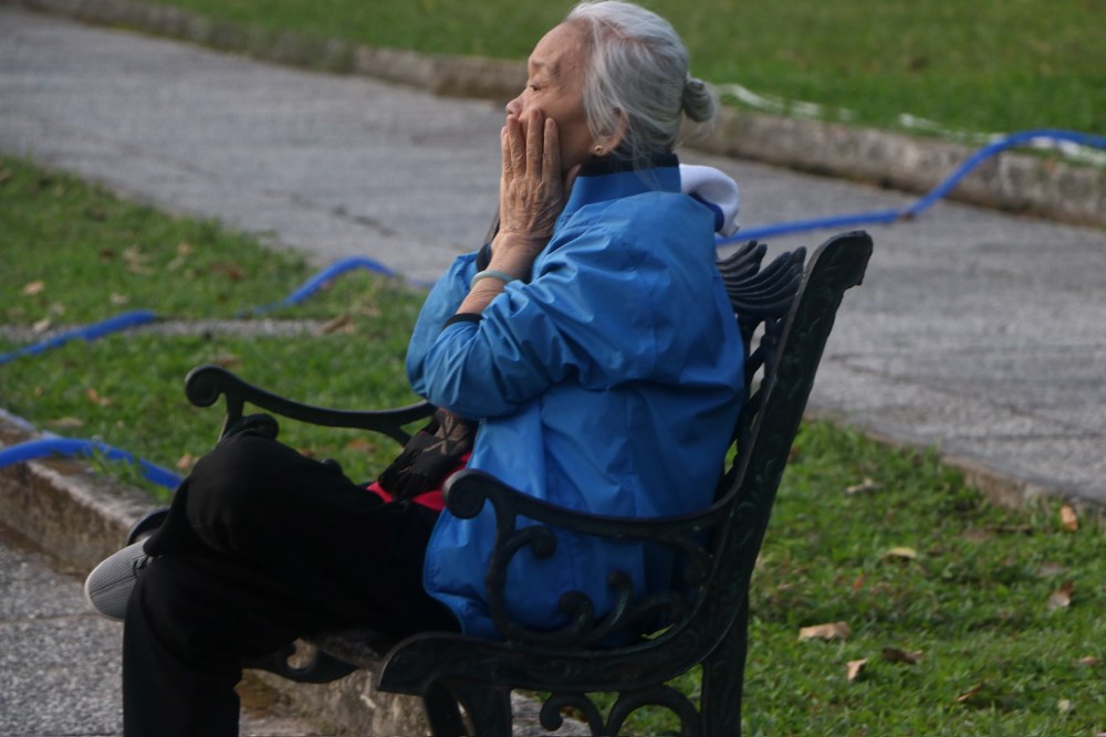 Người dân vừa chạy bộ vừa xuýt xoa, đôi tay liên tục xoa vào nhau để xua tan cảm giác tê cóng lúc 5h sáng. Ảnh: Thái Bảo