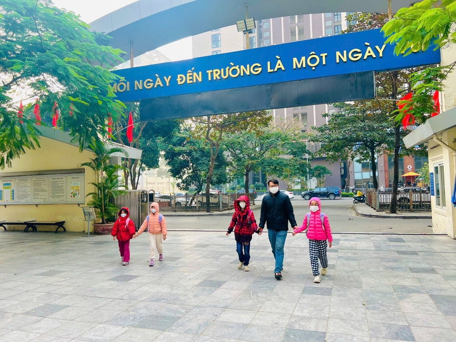 Nhà trường lùi lịch vào lớp, chú trọng giữ ấm cho học sinh.