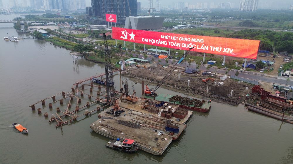 Cầu đi bộ vượt sông Sài Gòn đang thi công. Ảnh: Anh Tú