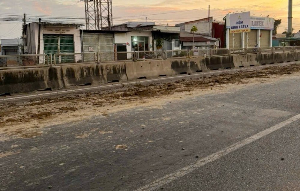 Đất đá rơi vãi, trải dài trên mặt đường Quốc lộ 1. Ảnh: Phạm Duy