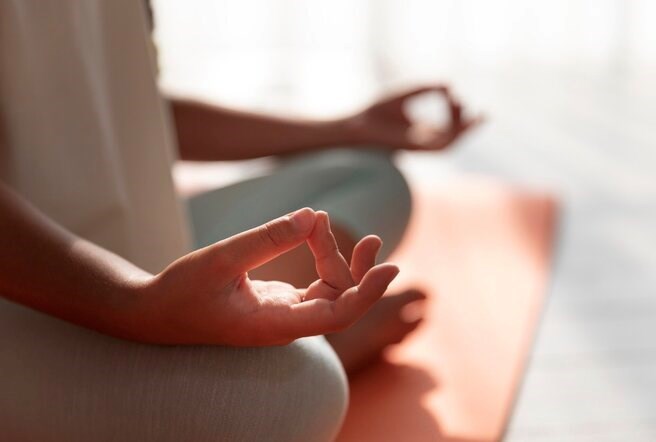 Yoga xua tan đau cổ, vai gáy mùa lạnh, 4 tư thế dễ tập, hiệu quả rõ rệt