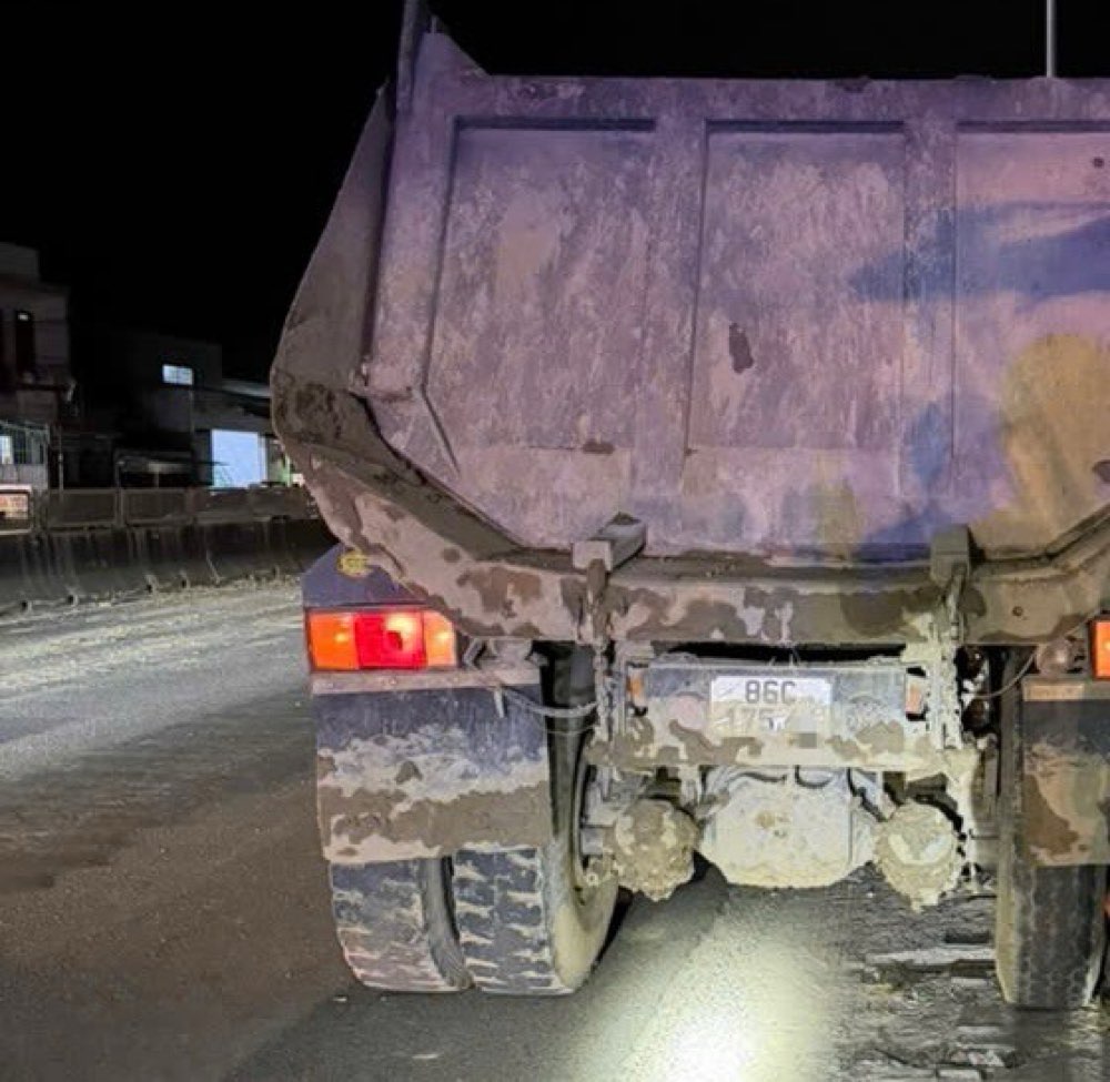 Xe ben làm rơi vãi đất đá và tài xế bị lập biên bản xử phạt. Ảnh: Phạm Duy