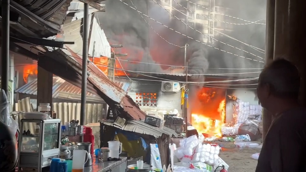 Cột khói đen khổng lồ từ vụ cháy phía sau chợ Bình Trưng (TP. Thủ Đức) sáng 11.1.2026.