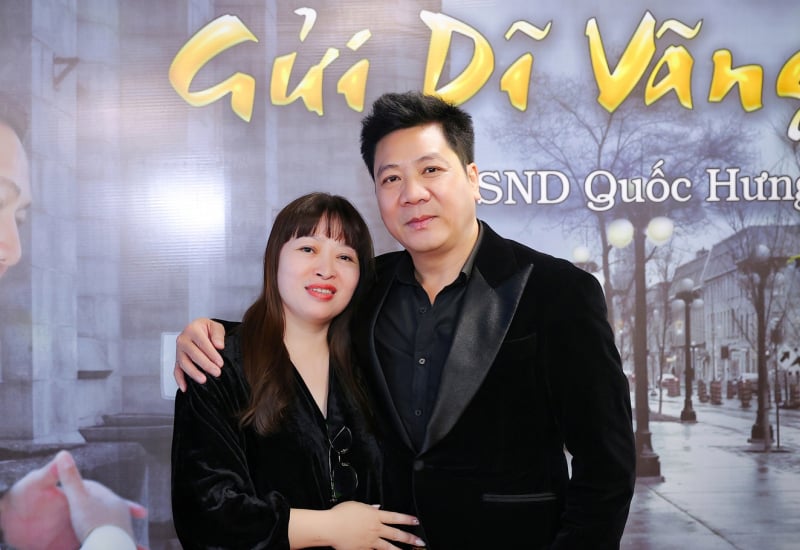 Vợ NSND Quốc Hưng là NSND Thu Quyên, nghệ sĩ đàn tỳ bà nổi tiếng, người đã đồng hành cùng ông hơn hai thập kỷ trong đời sống và nghề nghiệp (ảnh: FB)