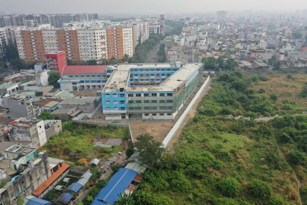 Trường tiểu học Trần Đại Nghĩa đã đạt khoảng 85% khối lượng công trình trên khu đất từng là nghĩa trang lớn nhất TPHCM. Ảnh: Anh Tú