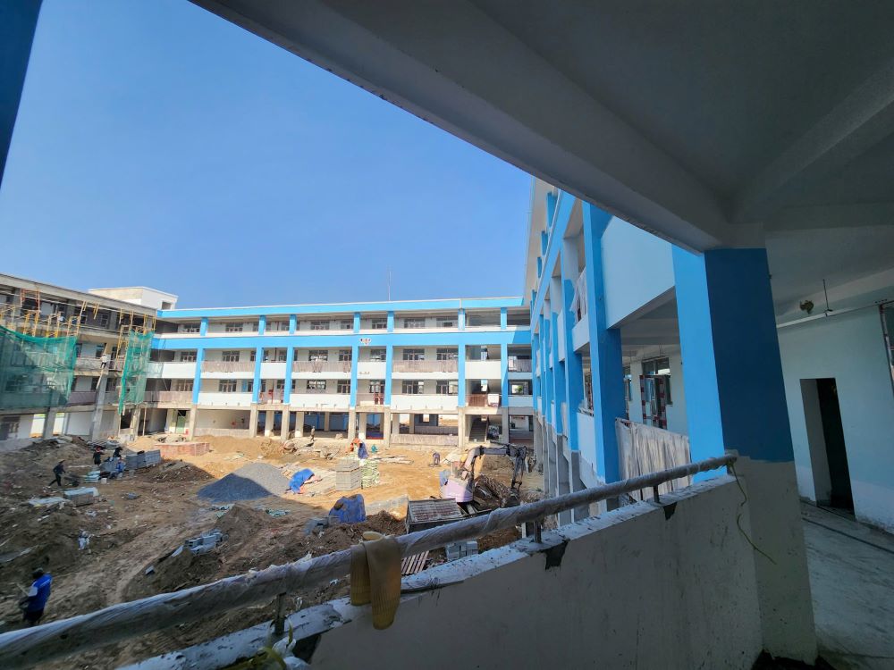 Không khí thi công khẩn trương tại công trường. Ảnh: Anh Tú