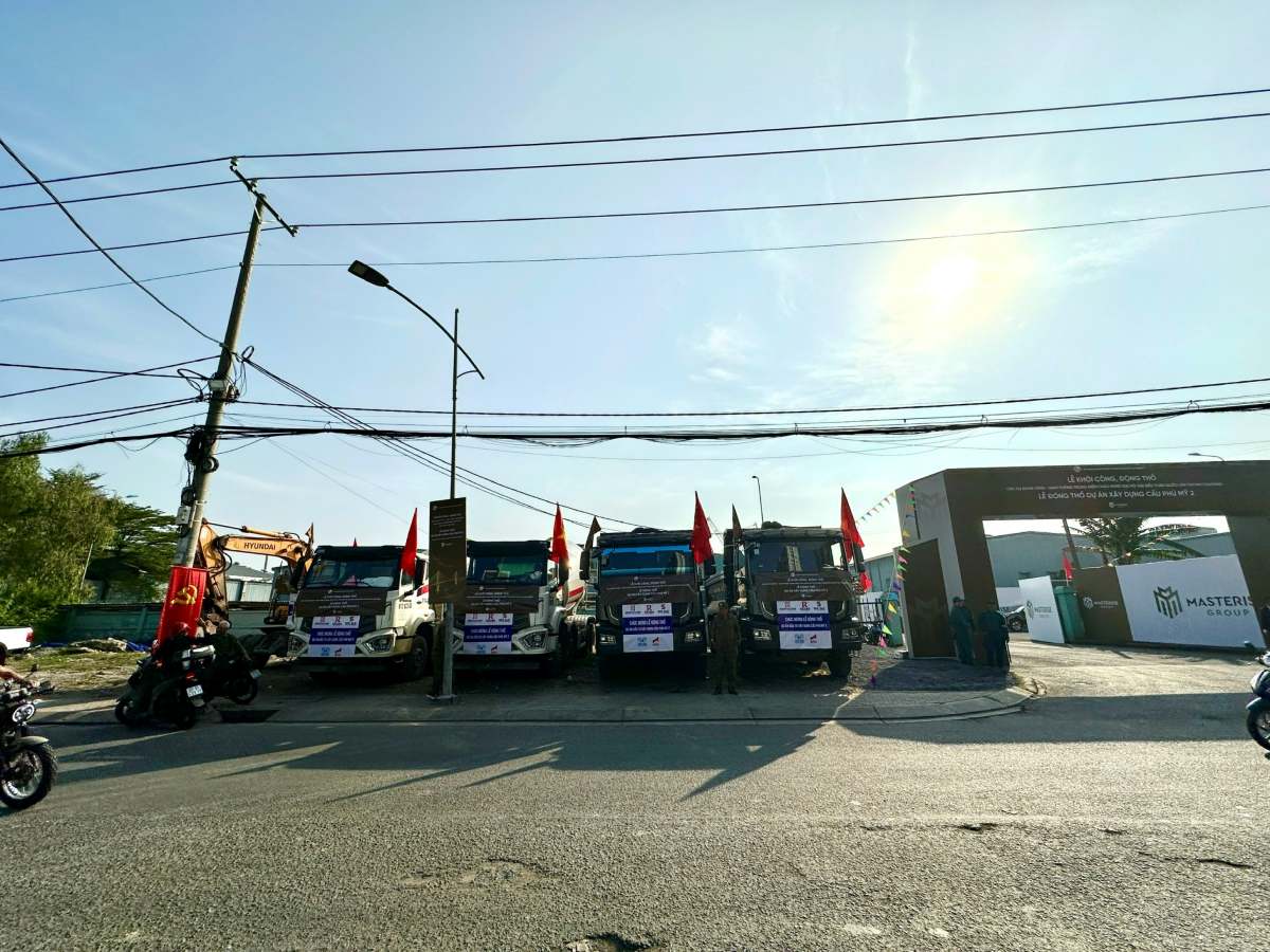 Ngay từ sớm, công nhân cùng máy móc, thiết bị đã có mặt cho lễ động thổ dự án cầu Phú Mỹ 2. Ảnh: Minh Tâm