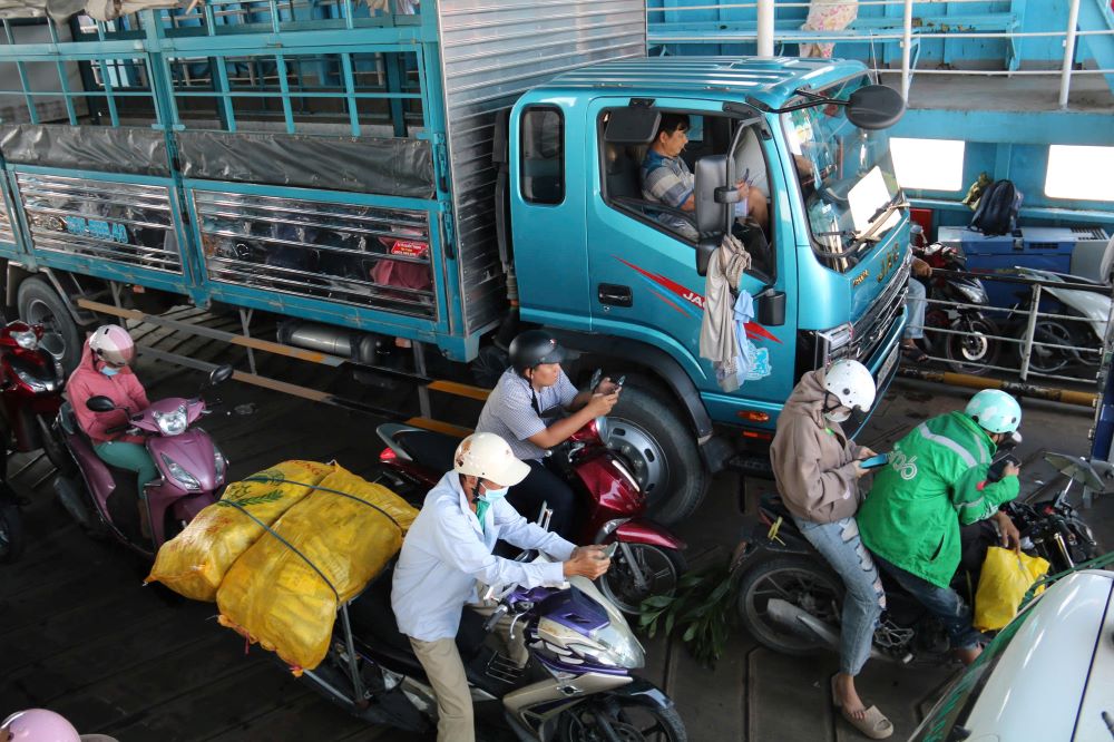 Phà Bình Khánh hiện là phương tiện duy nhất kết nối vùng trung tâm TPHCM với Cần Giờ. Ảnh: Anh Tú