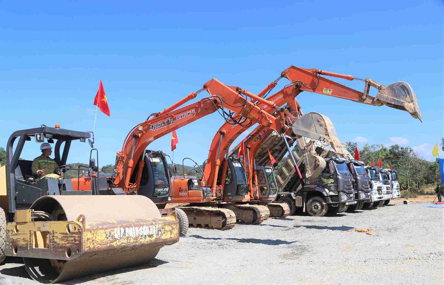 Máy móc, phương tiện được tập kết để thi công cao tốc Tân Phú - Bảo Lộc. Ảnh: Phúc Khánh