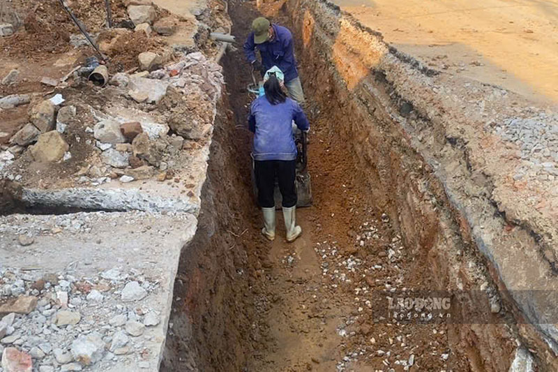 Nhà thầu đang hoàn trả mặt đường và rãnh thoát nước. Ảnh: Đinh Đại