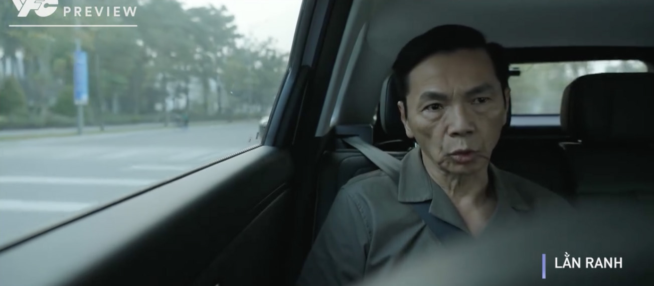 Ông Sách muốn đẩy nhanh quyết định điều chuyển Thu trong tập 54 phim “Lằn ranh“. Ảnh: VFC.