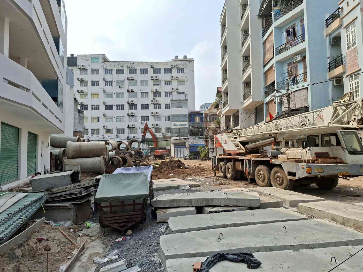 Thi công đoạn giáp hẻm 124 Cộng Hòa.  Ảnh: Minh Quân