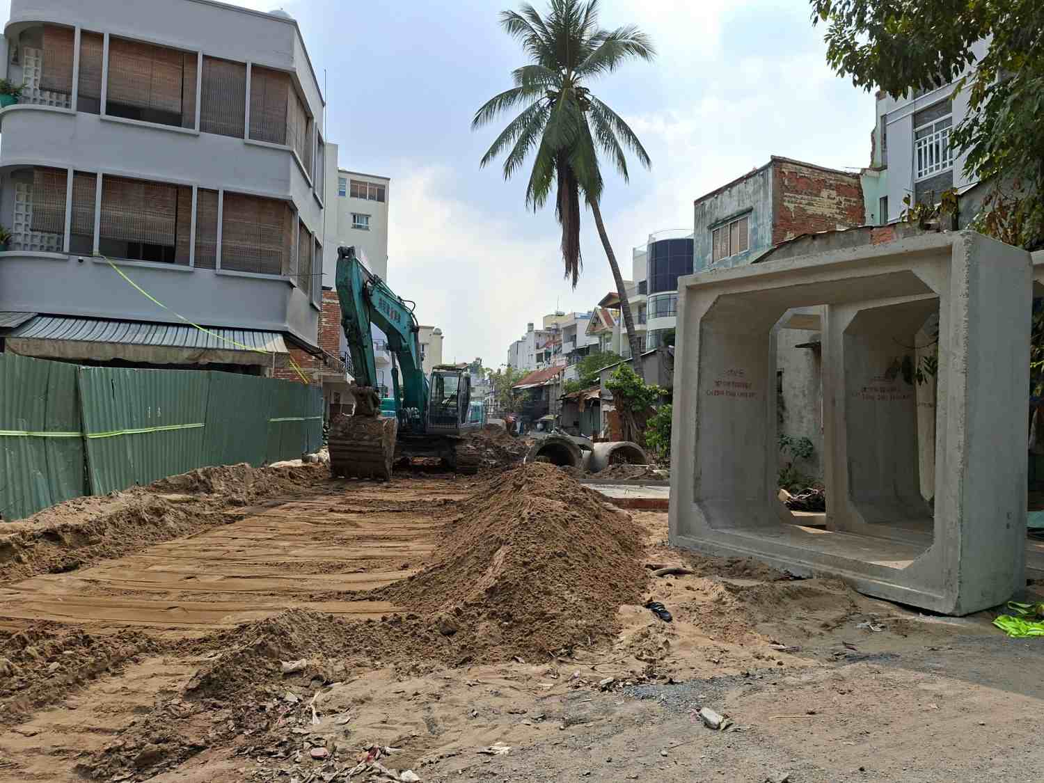 Đoạn gần đường Giải Phóng đang thi công.  Anh: Minh Quân