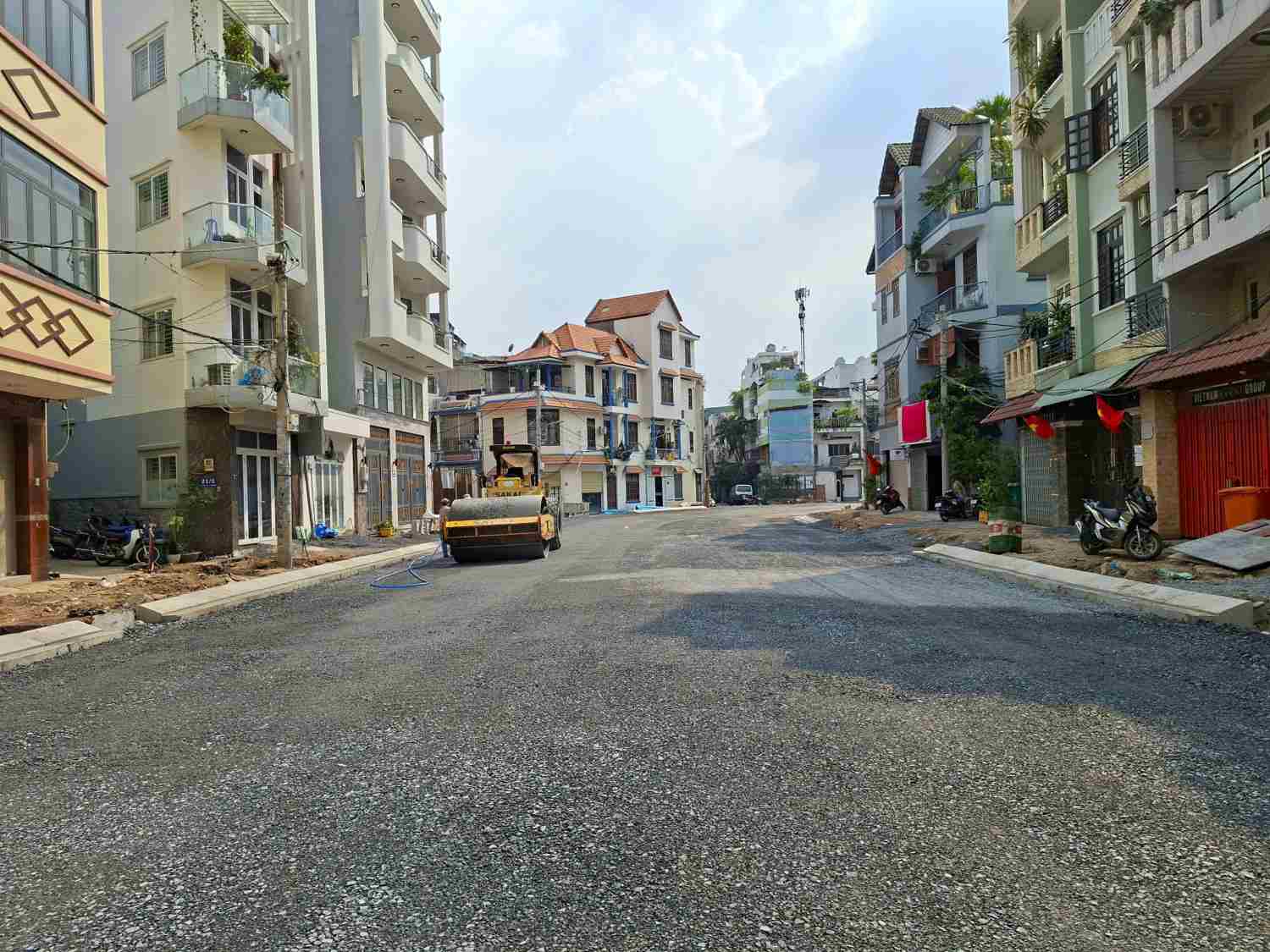 Cải tạo kênh A41 giúp nhiều nhà trong hẻm trở thành nhà mặt tiền.  Ảnh: Minh Quân