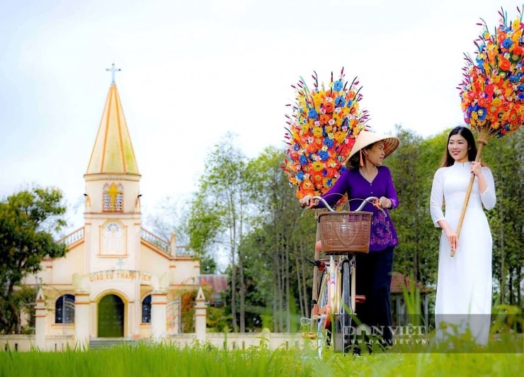 Giấy màu phải cắt thành hình bông hoa, dán hồ tạo hình, ghép nhuỵ tạo thành từng bông hoa rồi sau đó ghép hoa vào cành.