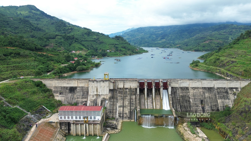 Phía sau Thủy điện Bắc Hà, người dân đang phát triển kinh tế từ hoạt động nuôi cá lồng. Ảnh: Đinh Đại