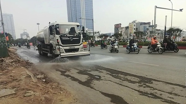 Xe phun nước rửa đường. Ảnh: Công Trình