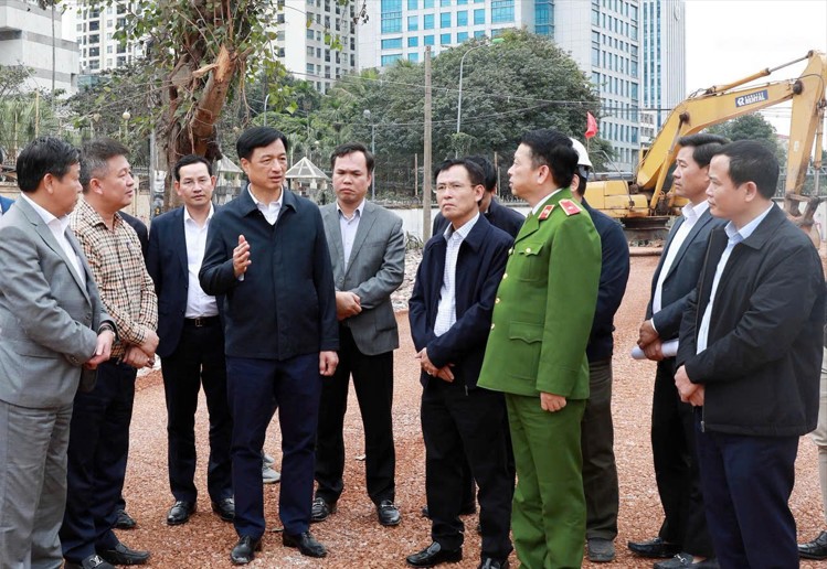 Thủ tướng Chính phủ Phạm Minh Chính, Bí thư Thành ủy Hà Nội Nguyễn Duy Ngọc và các đại biểu thực hiện nghi thức khởi công, khánh thành các công trình, dự án chào mừng Đại hội đại biểu toàn quốc lần thứ XIV của Đảng. Ảnh: Thanh Hải