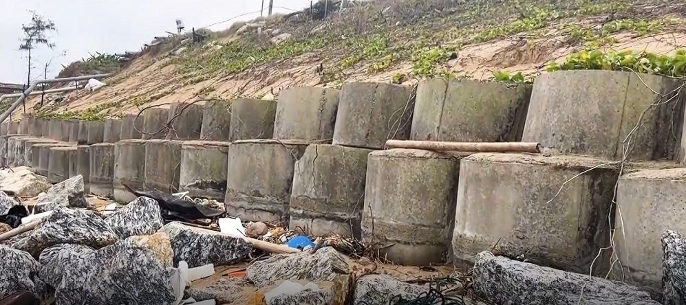 Người dân làm kè tạm bợ để giữ đất đai, nhà cửa. Ảnh: Viên Nguyễn