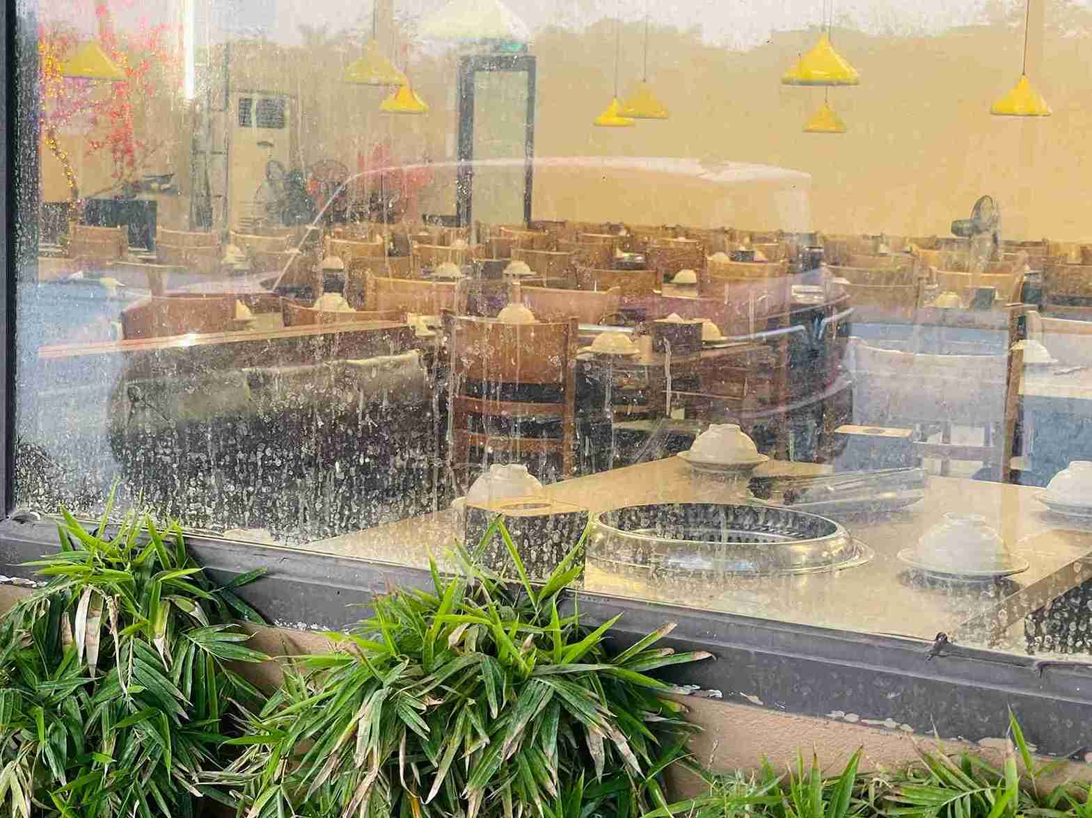 Bụi bẩn bám mặt tiền cửa hàng khiến nhiều hộ kinh doanh tại Hưng Yên gặp khó khăn. Ảnh: Mai Hương