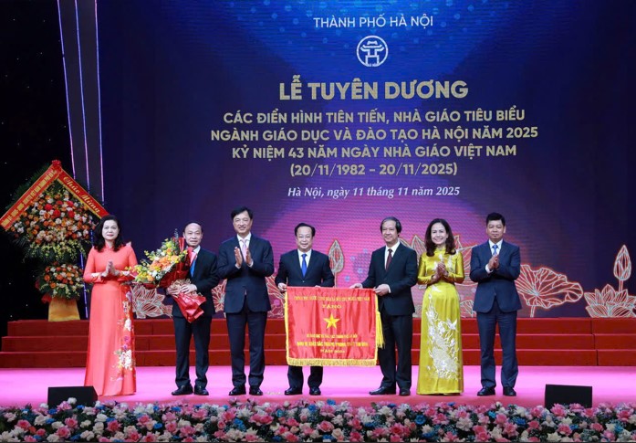 Bí thư Thành uỷ Hà Nội Nguyễn Duy Ngọc, Bộ trưởng Bộ Giáo dục và đào tạo Nguyễn Kim Sơn trao cờ đơn vị xuất sắc phong trào thi đua và tặng hoa chúc mừng Sở Giáo dục và đào tạo Hà Nội.