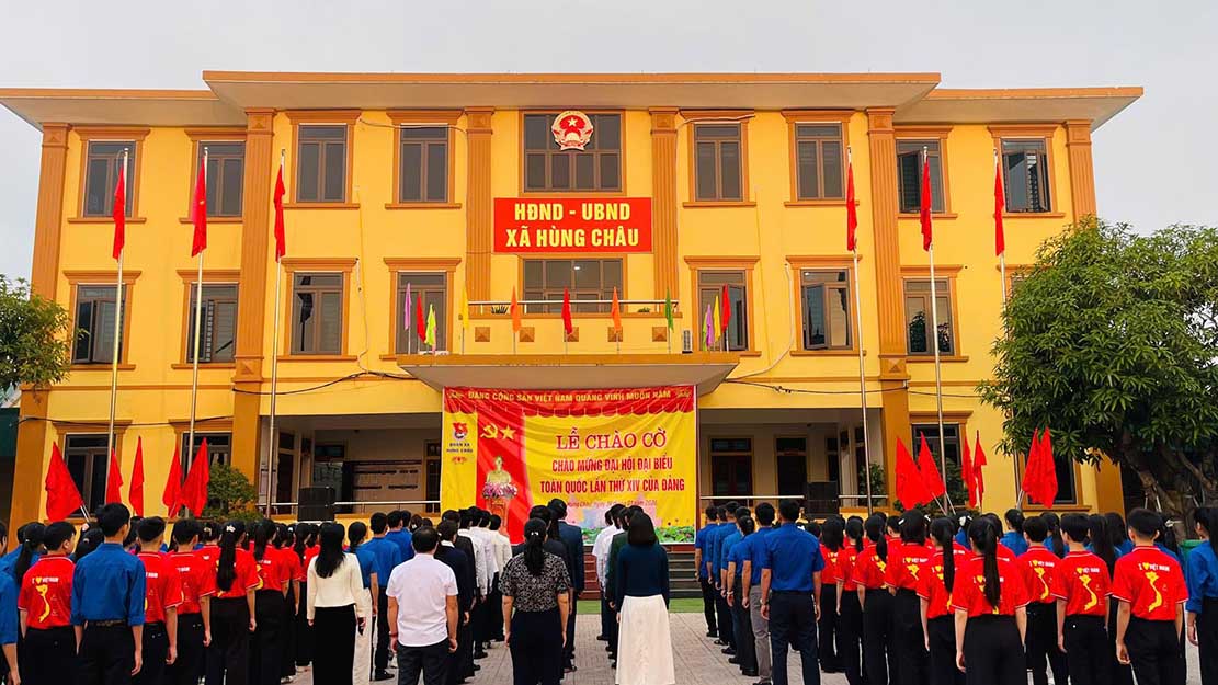 Xã Hùng Châu (Nghệ An) tổ chức lễ chào cờ chào mừng Đại hội toàn quốc lần thứ XIV của Đảng. Ảnh: Ngọc Anh.