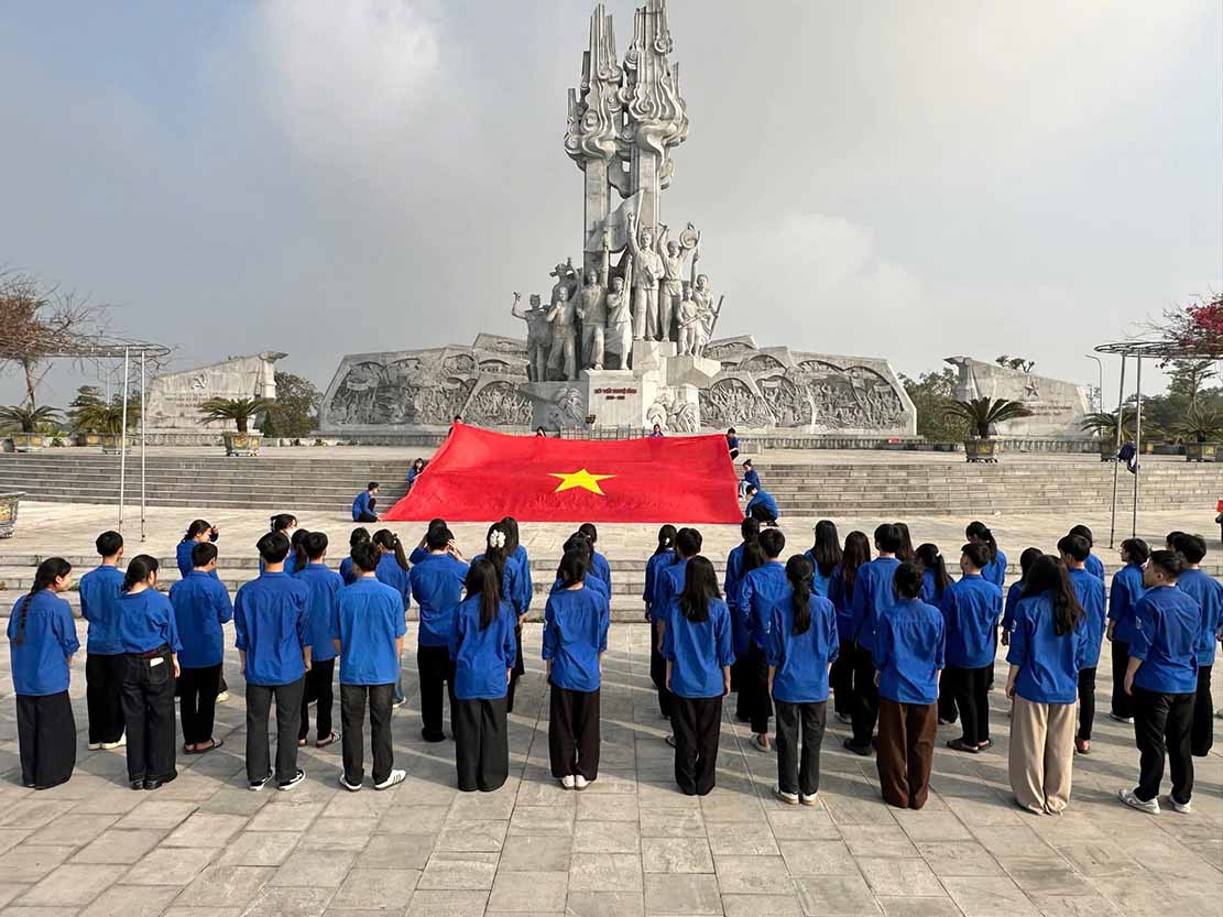 Đoàn viên thanh niên Nghệ An tổ chức lễ chào cờ chào mừng Đại hội toàn quốc lần thứ XIV của Đảng. Ảnh: Ngọc Anh