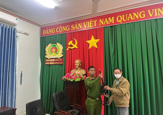 Công an vận động người dân giao nộp vũ khí, pháo nổ để đón Tết an toàn