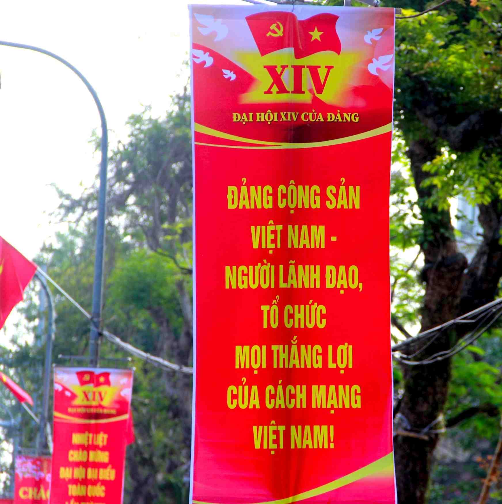 Hệ thống pano, áp phích trên các tuyến phố ở Nghệ An tạo điểm nhấn trong không khí hướng về Đại hội đại biểu toàn quốc lần thứ XIV của Đảng. Ảnh: Ngọc Anh