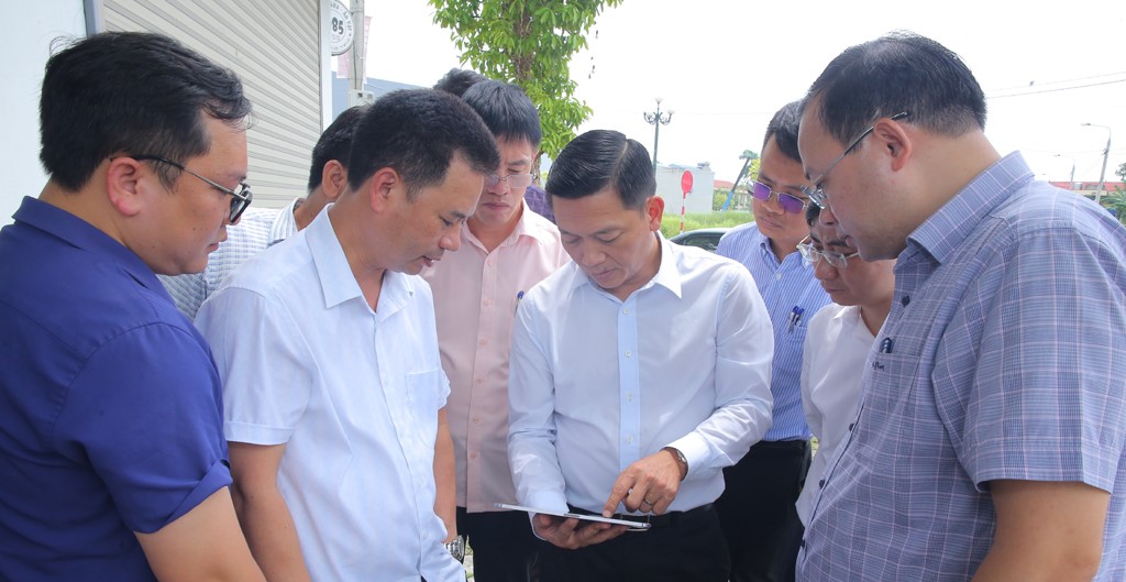 Lãnh đạo tỉnh Ninh Bình kiểm tra công tác GPMB Dự án tuyến đường sắt tốc độ cao đoạn qua địa bàn xã Mỹ Lộc. Ảnh: Diệu Anh