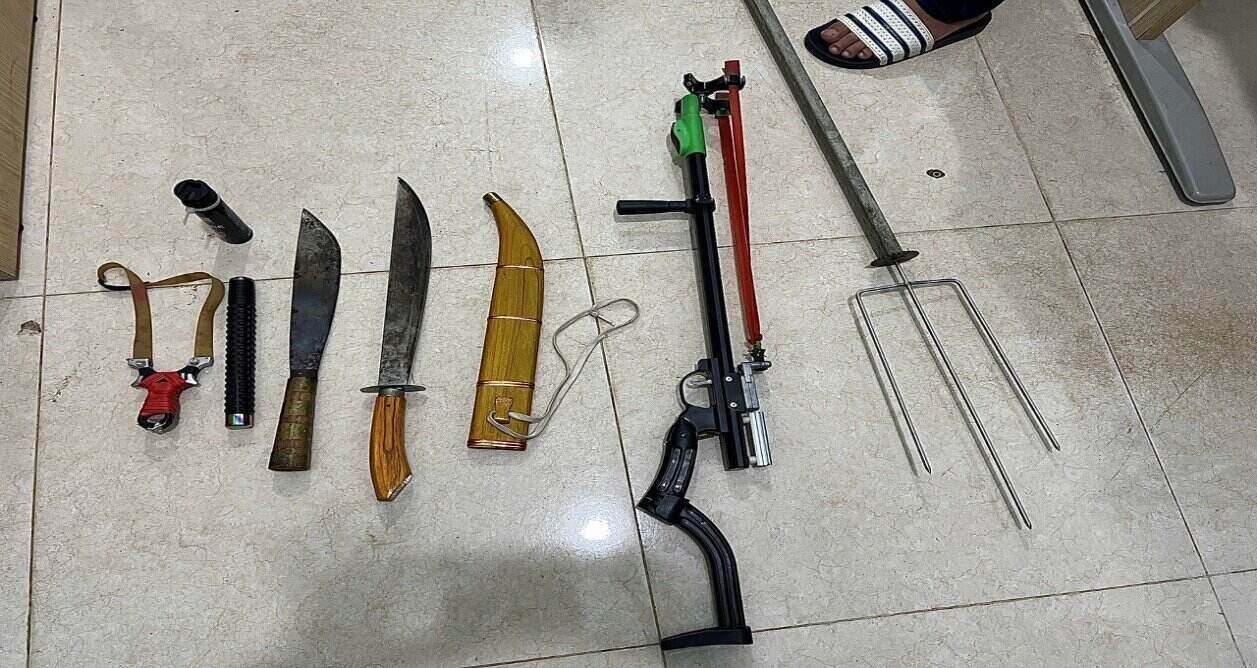 Lực lượng chức năng tiếp nhận một số vũ khí do người dân tự nguyện giao nộp. Ảnh: Công an cung cấp