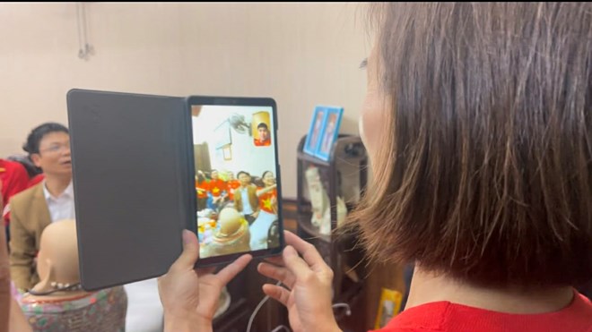 Bà Phạm Thị Hương gọi điện động viên con trai. Ảnh: Mai Hương