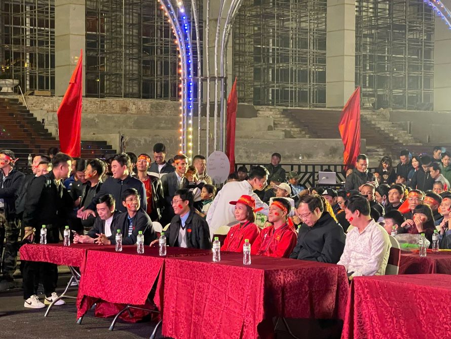 Gia đình cầu thủ Phạm Minh Phúc theo dõi con trai thi đấu. Ảnh: Mai Hương