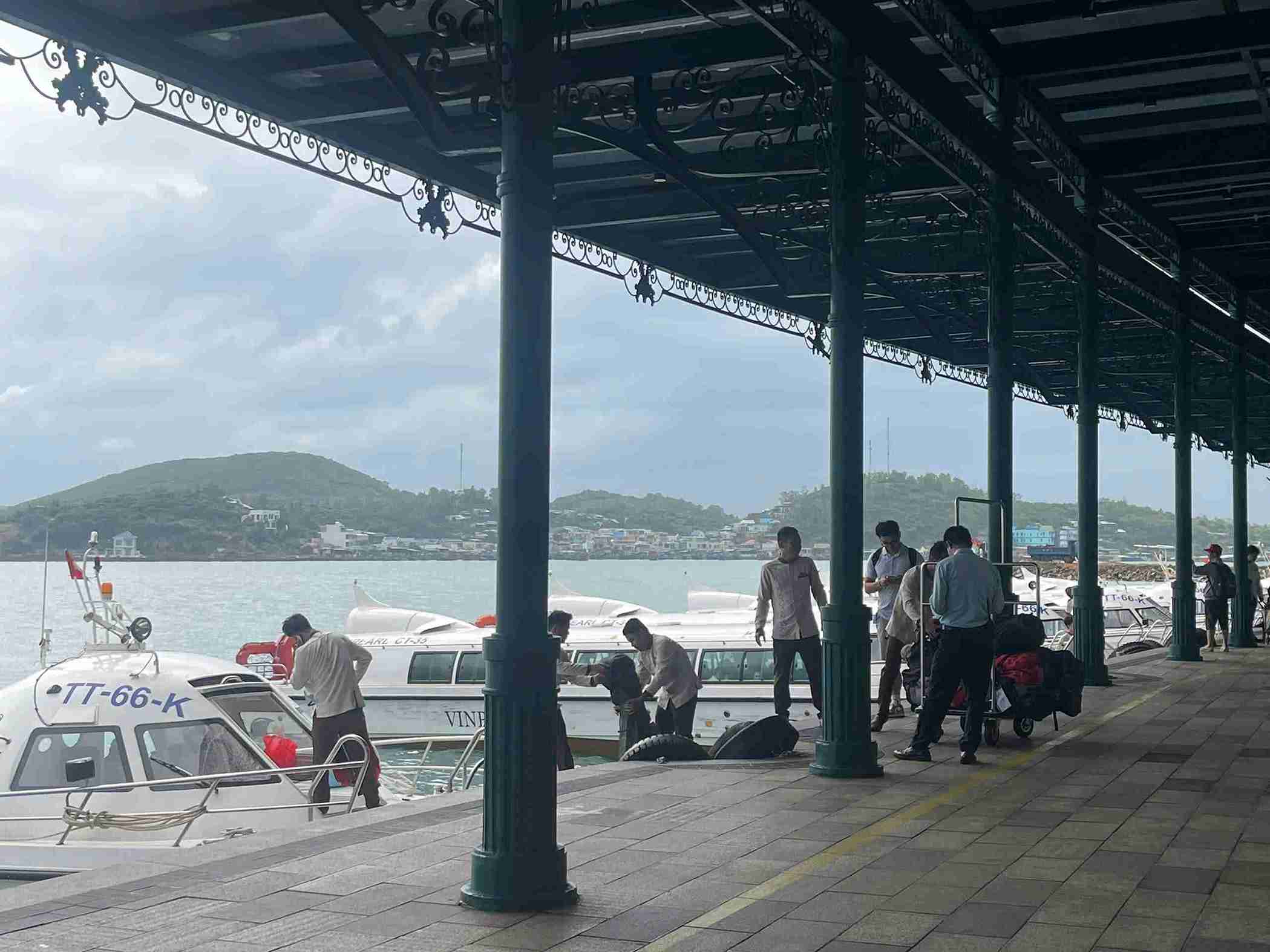 Hoạt động đón khách du lịch, mua vé ra đảo vẫn diễn ra bình thường, không gián đoạn. Ảnh: Thanh Thúy