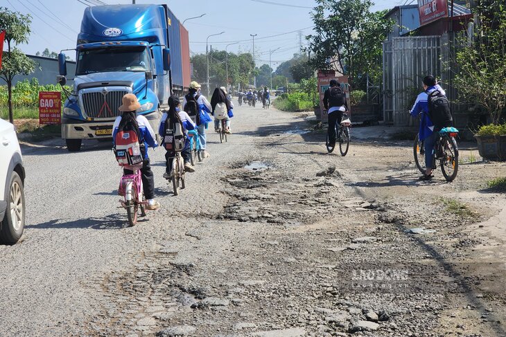 Đường tỉnh 325B đoạn qua trung tâm xã Hà Thạch cũ đã xuống cấp. Ảnh: Tô Công.