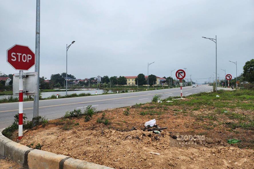 Hệ thống đèn/biển báo giao thông đã được lắp đặt. Ảnh: Tô Công.