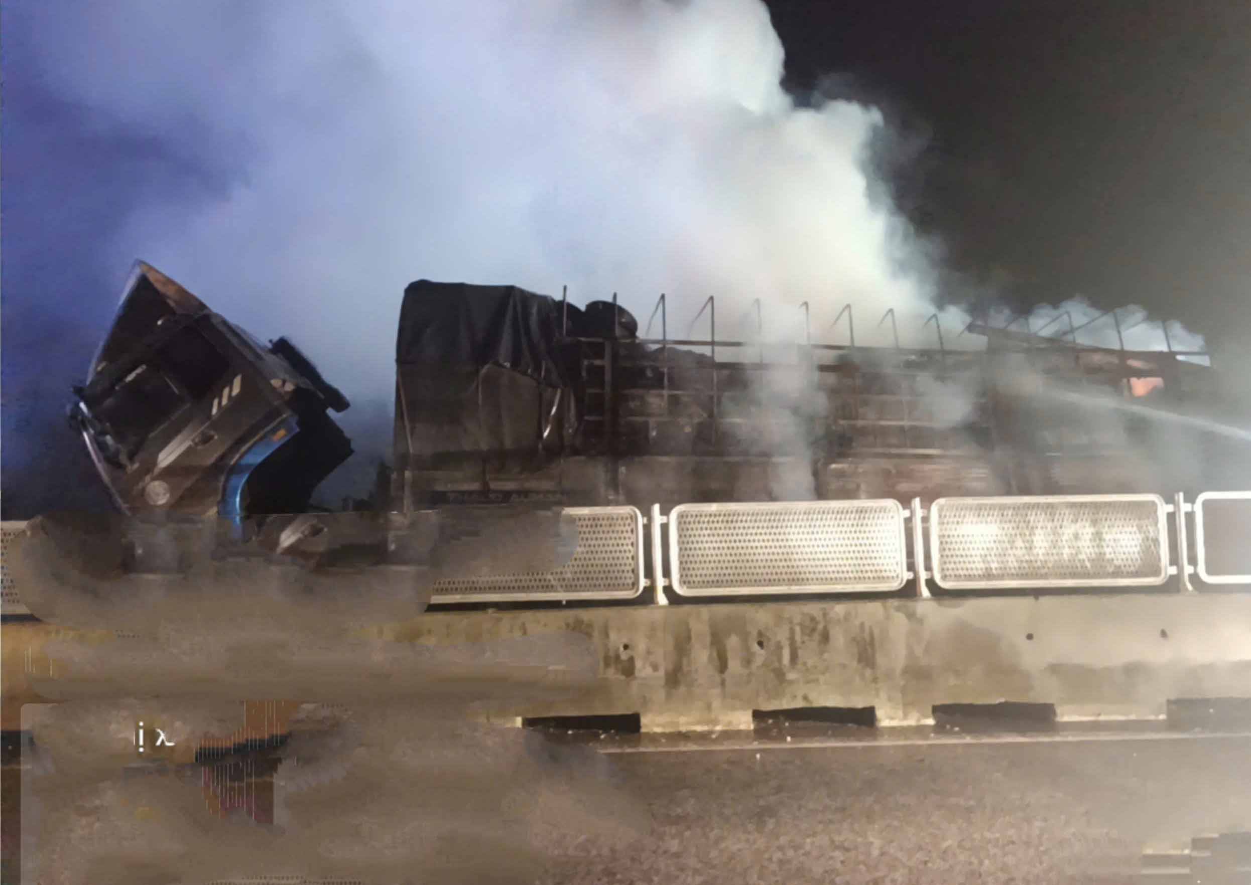 Chiếc xe tải bị cháy. Ảnh: Đức Tuấn.