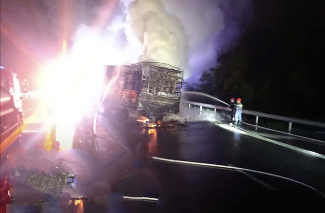 Cháy xe tải trên cao tốc Vũng Áng – Bùng ở Hà Tĩnh