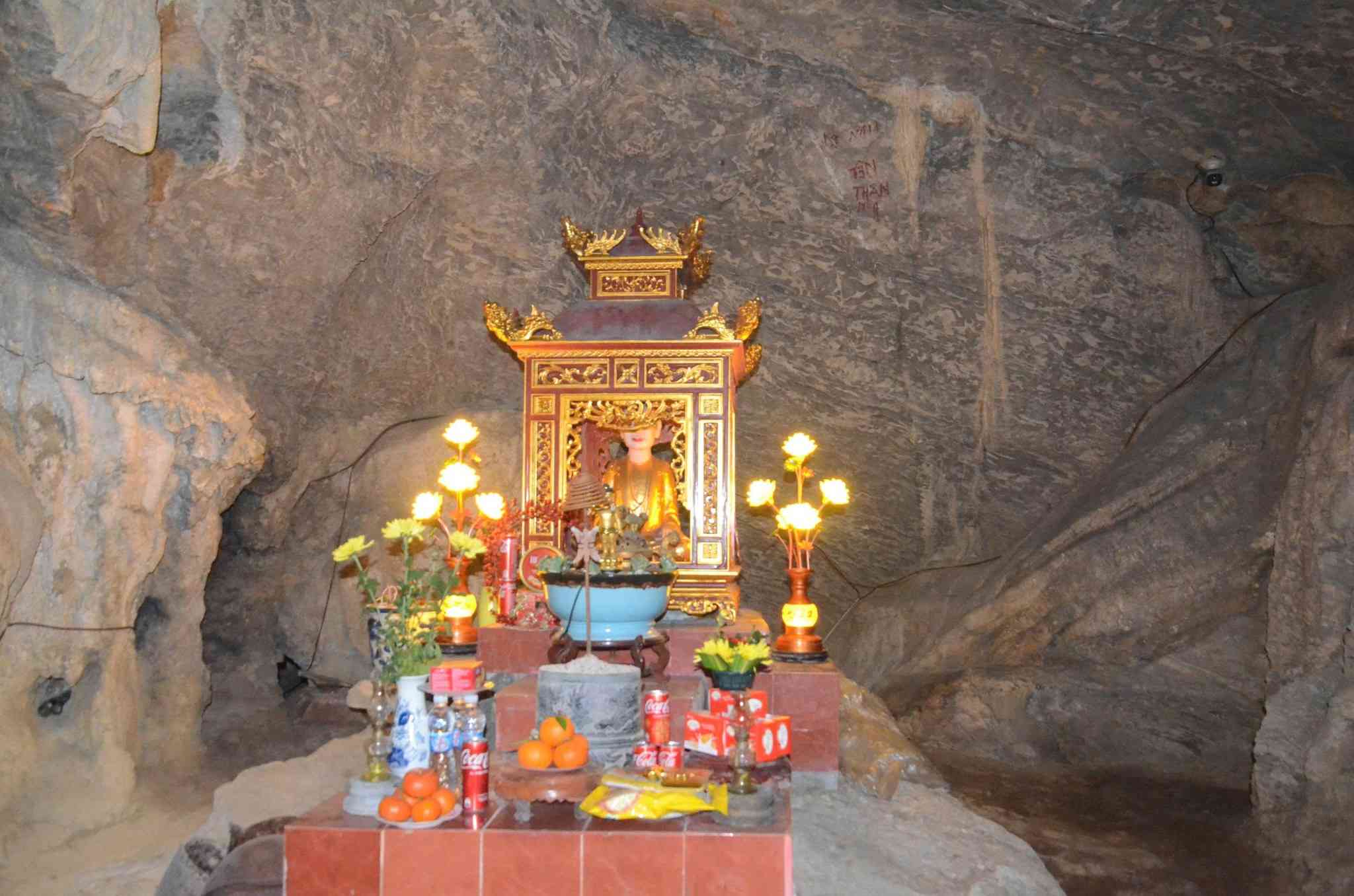 Ngoài chùa Bàn Long, trong di tích này còn phủ thờ Tam vị Thánh Mẫu. Ảnh: Diệu Anh