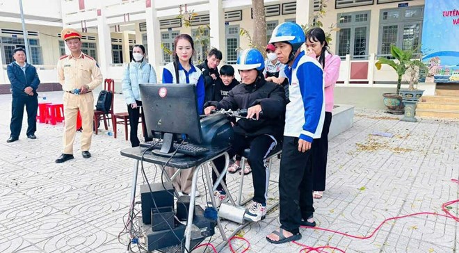 Cảnh sát Giao thông hướng dẫn lái xe an toàn cho hơn 500 học sinh Đắk Lắk