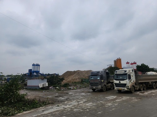 Người dân Hạ Bằng bức xúc vì trạm trộn bê tông gây ô nhiễm. Ảnh: Minh Hạnh