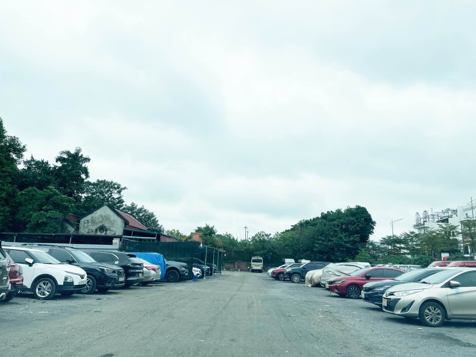 Hàng trăm ôtô, xe máy được gửi trong khu đất này. Ảnh: Khánh An