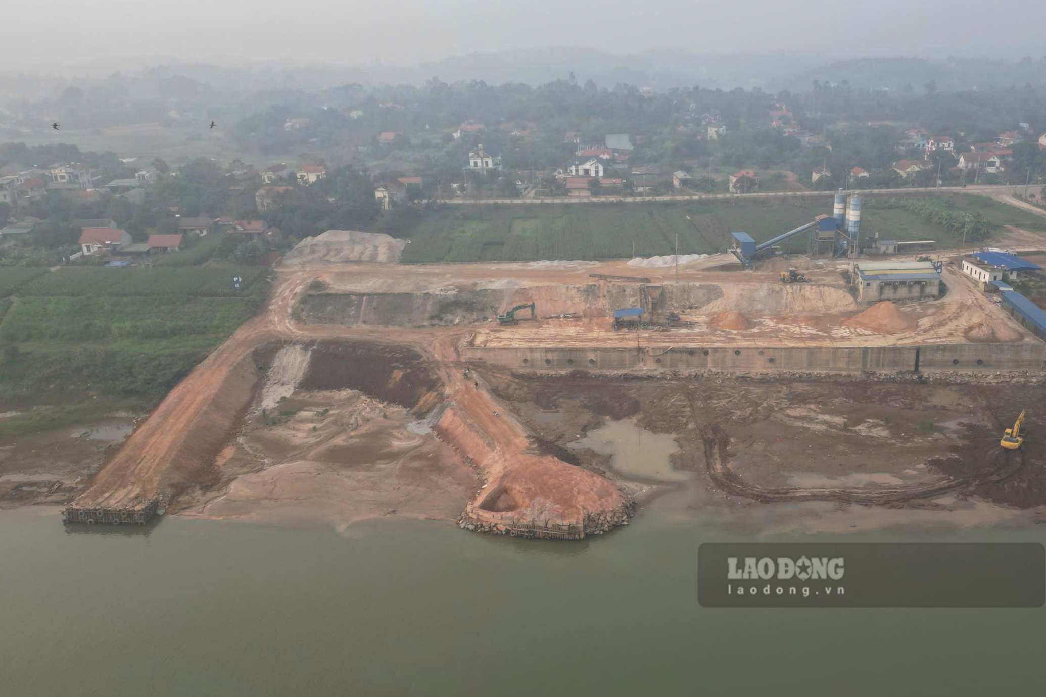 Hai đoạn đường “vươn” ra sông, được gia cố bằng cọc. Ảnh: Tô Công.