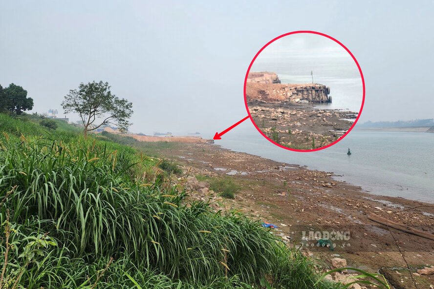 Theo người dân địa phương, việc bê tông Đức Thịnh cơi nới ra dòng sông Đà đã diễn ra khoảng 2 tháng nay. Ảnh: Tô Công.